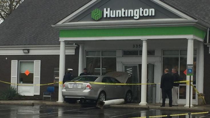 Car runs into Huntington Bank in north Columbus
